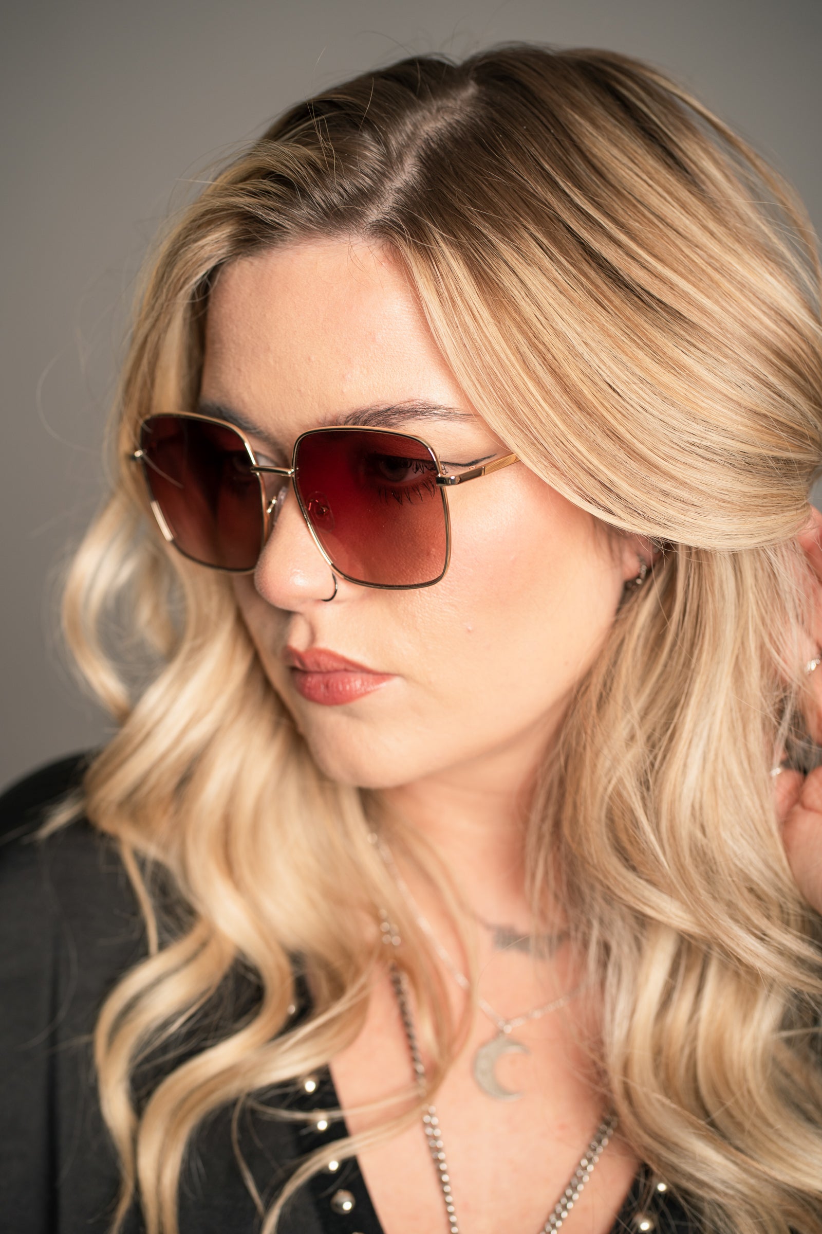 Little Lies Cher sunglasses with bold square frame, gold metal edges and brown gradient lenses