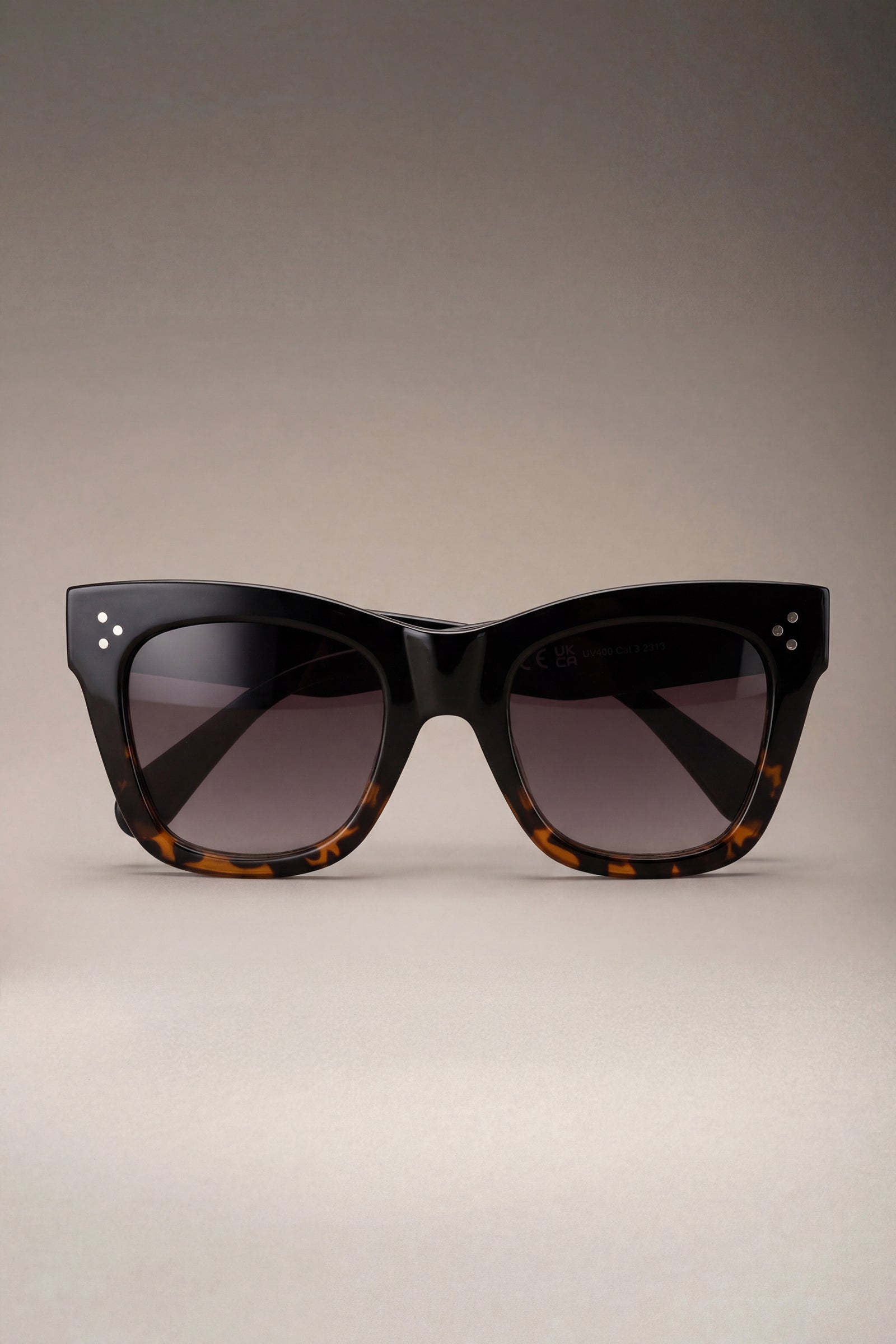 Jude Tortoiseshell style wayfarer sunglasses detail