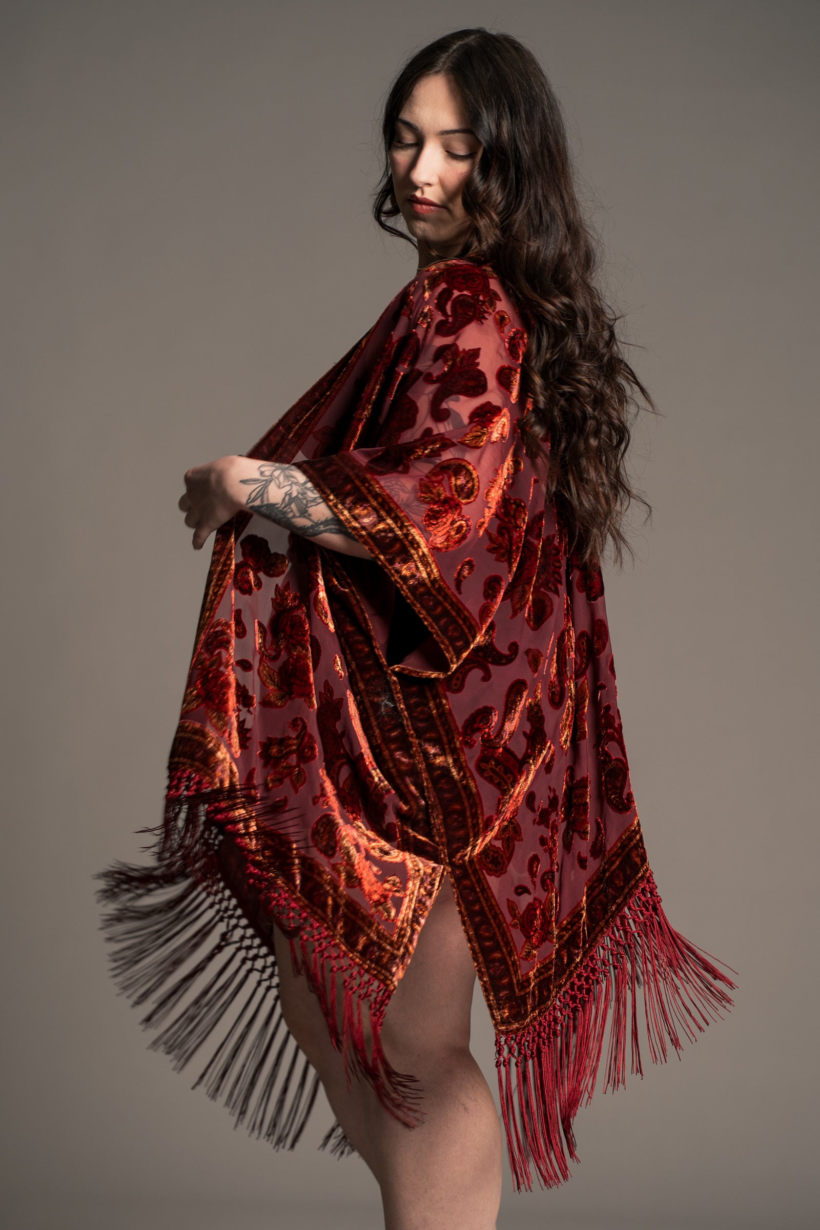 On-model: Little Lies Stevie plum kimono, on-model side view