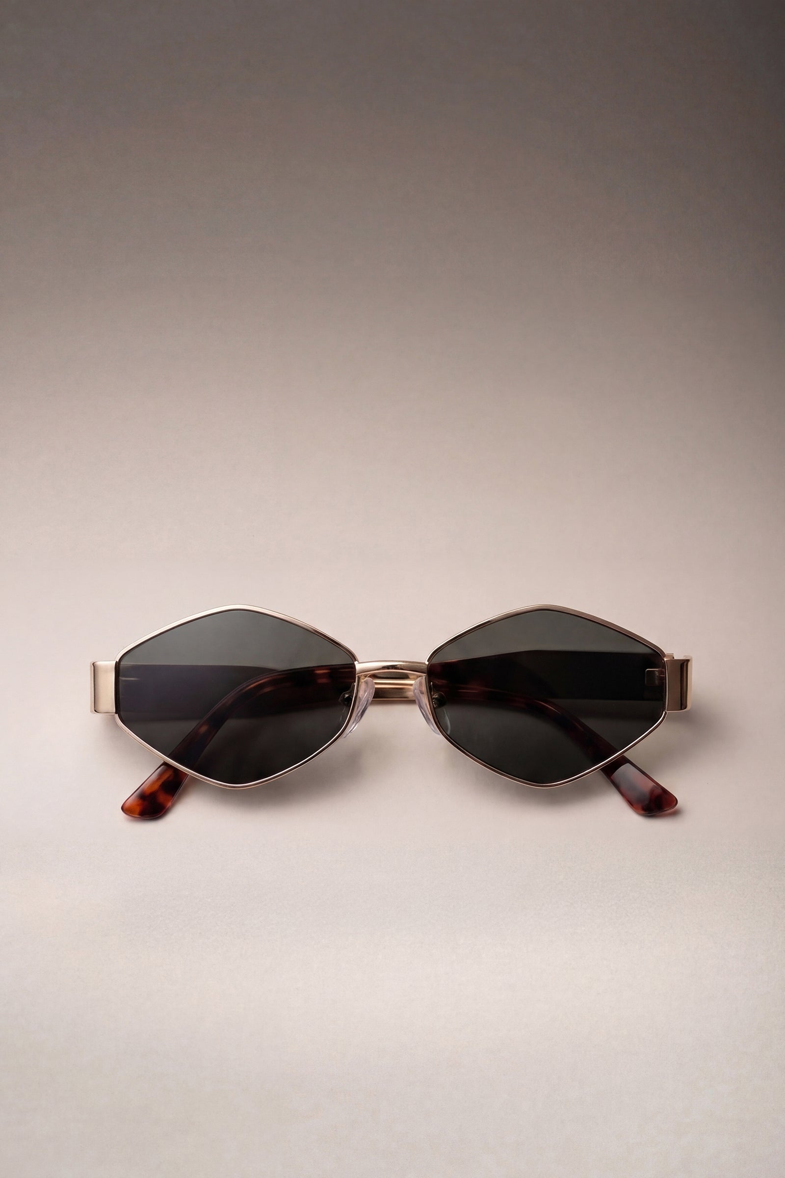 Metal frame oval retro 90s sunglasses