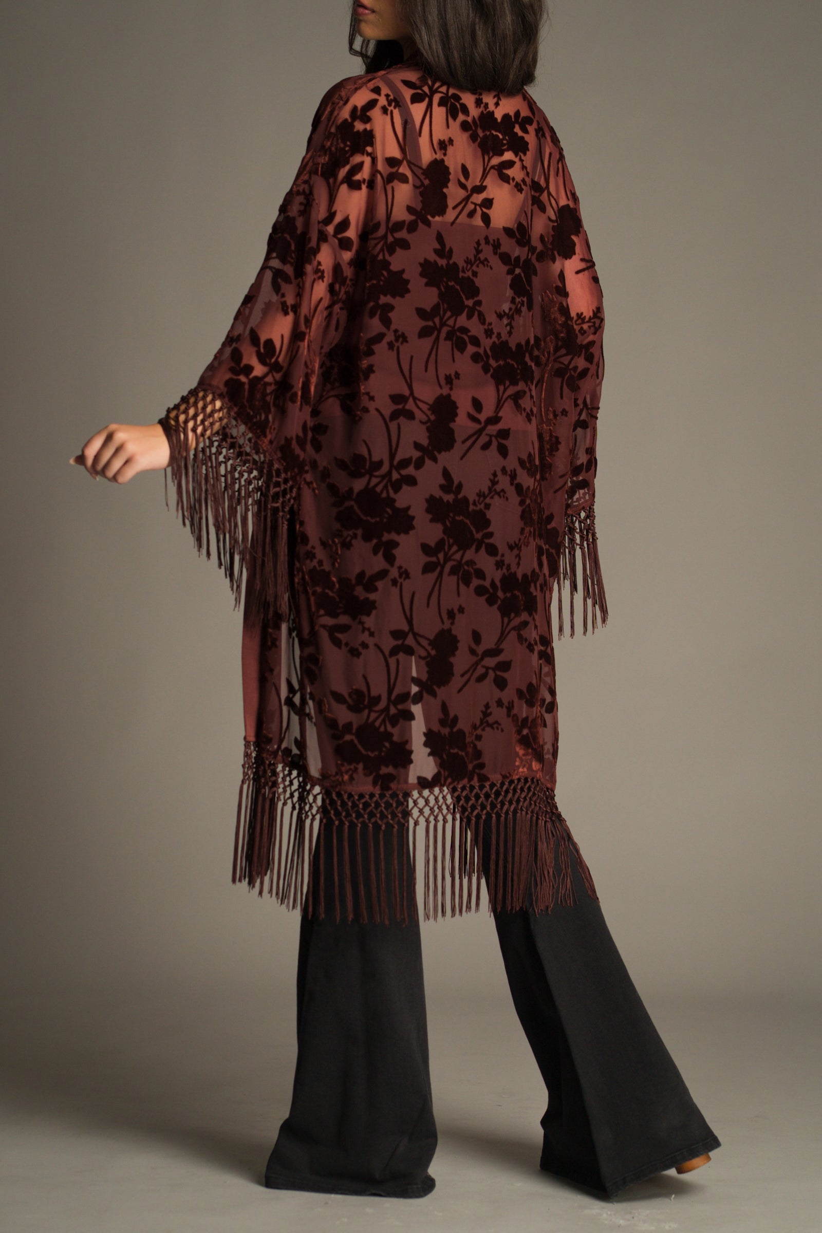 Full length side view of the Floral devore pattern on the Dakota Rust Kimono worn open over a cami.