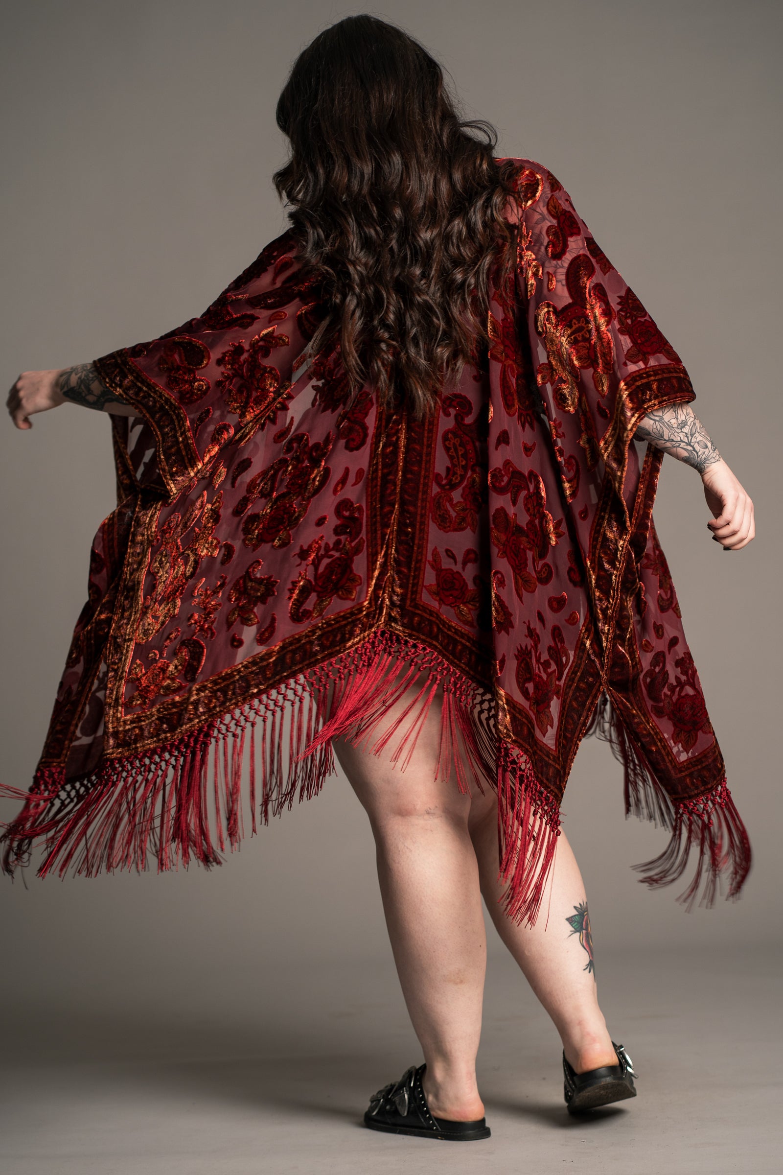On-model: Little Lies Stevie plum kimono, on-model back view