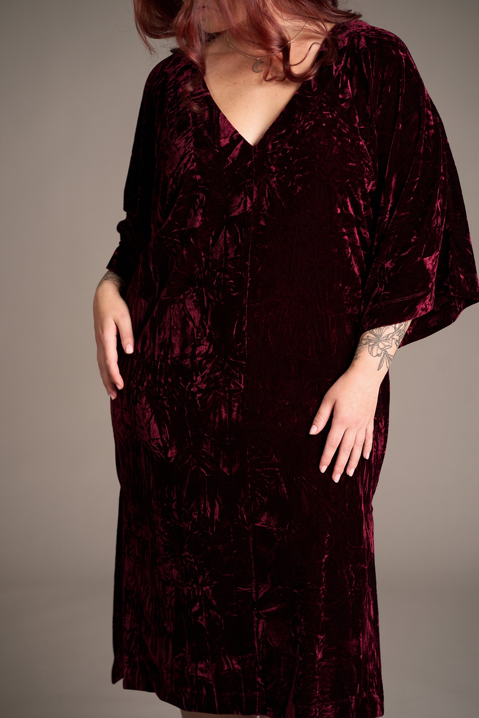 Close up of Taylor showcasing the Rumours Merlot Velvet Midi Dress
in rich burgundy velvet with V-neckline