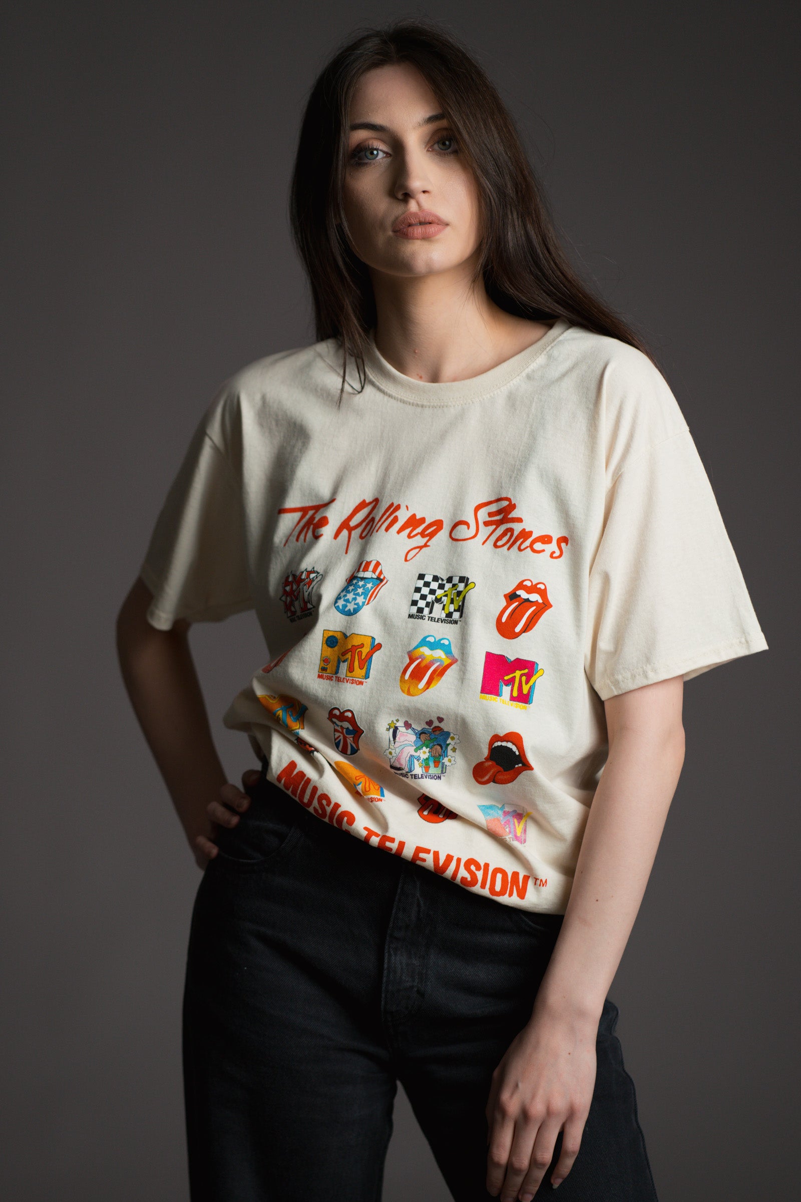 Andie wears unisex cream Rolling Stones Music Television graphic t‑shirt by Little Lies featuring multicoloured MTV and tongue logo prints